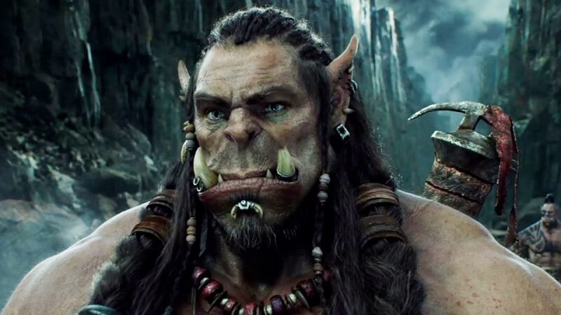 Karakter Orcs dalam film Warcraft dengan taring besar dan kuping lancip